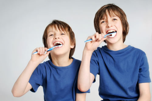 istockphoto - kids brusing